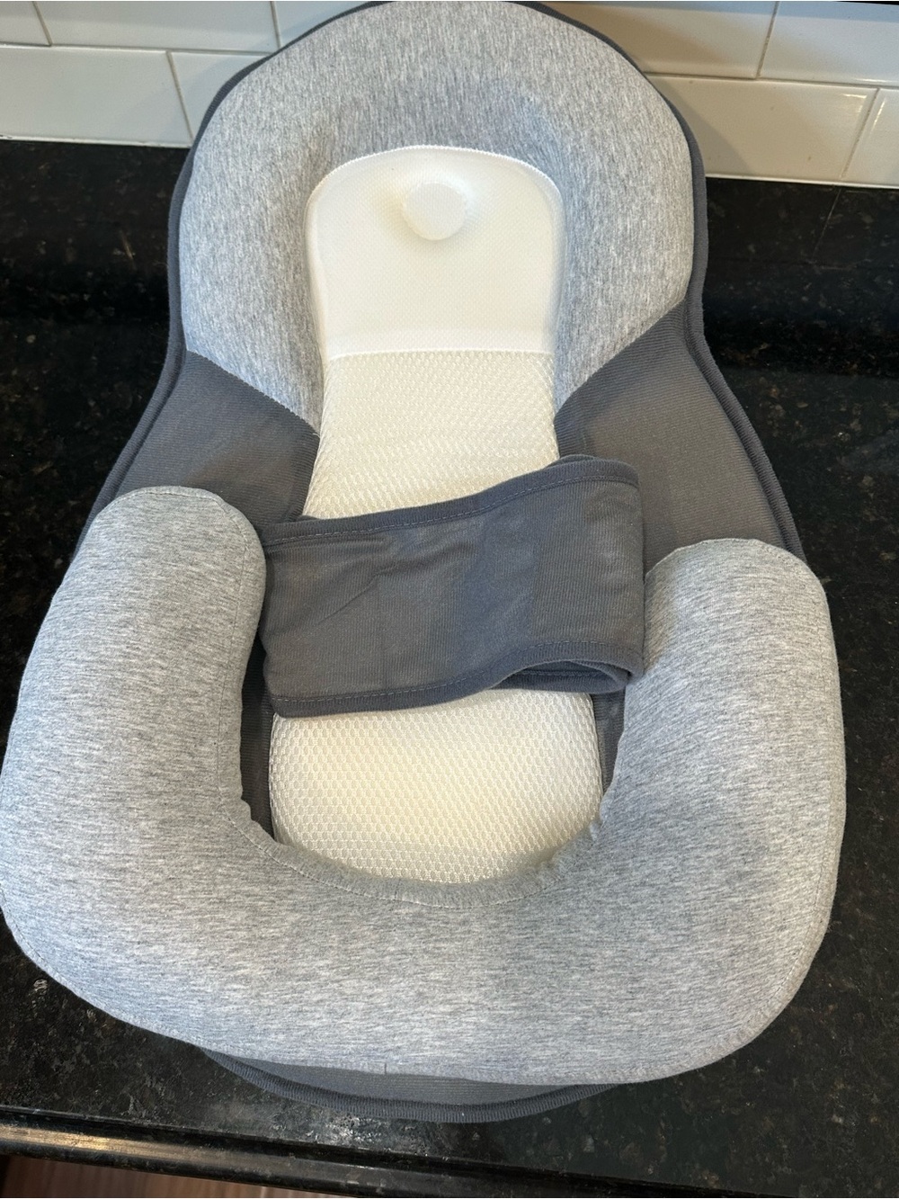 Dream nest sloped anti reflux infant lounger like new !